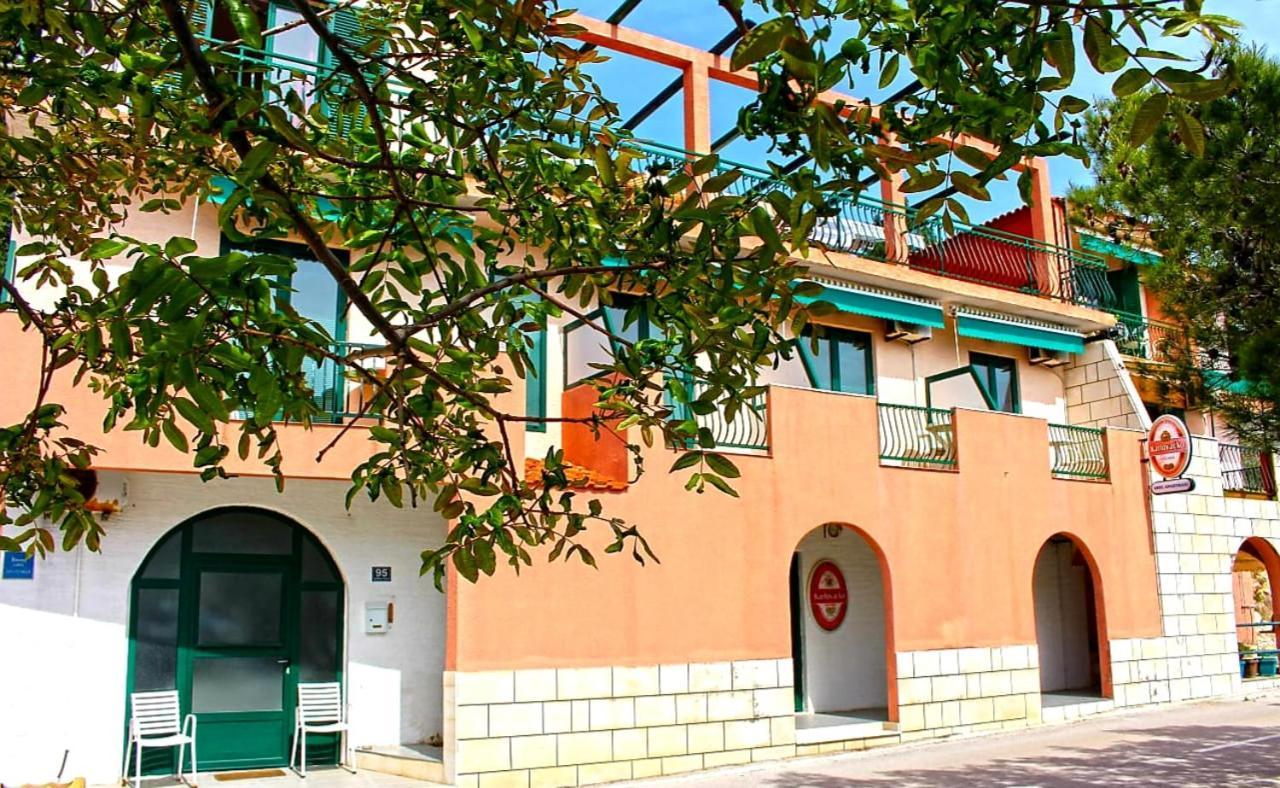 Apartments Gabriela Drvenik  Buitenkant foto